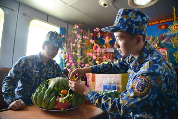 Cán bộ, chiến sĩ Tàu CSB 2011 chuẩn bị, trang trí phòng đón Xuân trên tàu.